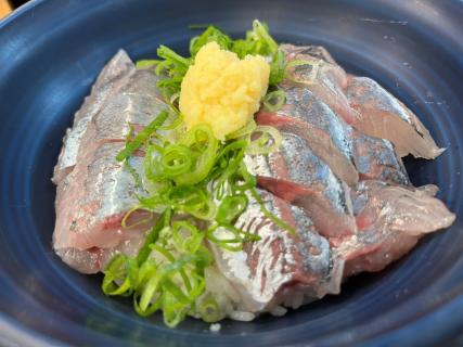 2色アジ丼　左：熟成させた刺身 　　右：その日捌いた刺身