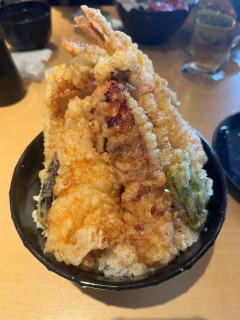 浜の八福天丼 8種の天ぷらを楽しめます
