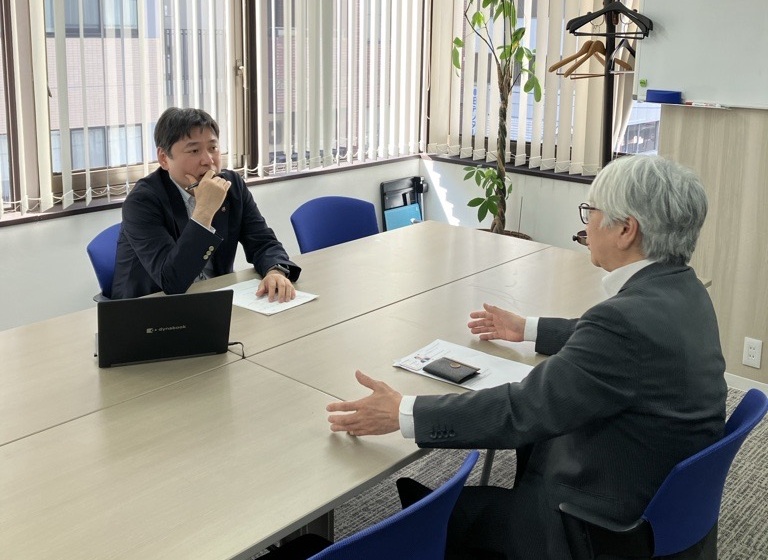 弊社システム部課長代理 小出・友輪株式会社　代表取締役社長