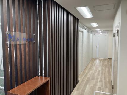 エントランスから執務室への廊下　　お客様拘りのルーバーとウッド調床で温かい雰囲気に仕上げてあります