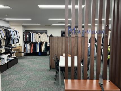 エントランスとサイン　　　　　　　社員さんが作成したロゴを透明な　　　　　プレート表現し、ルーバーに設置