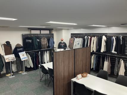 来客エリア①　　　　　　　　　　　　　　　こちらのエリアには　　　　　　　　　　　　　　　多くの服と打合せスペースを準備