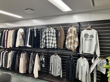 来客エリア②　　　　　　　　　　　　　　　服をかけるためのウッド調の　　　　　　　　　　　　　　　スタンドもいい雰囲気です